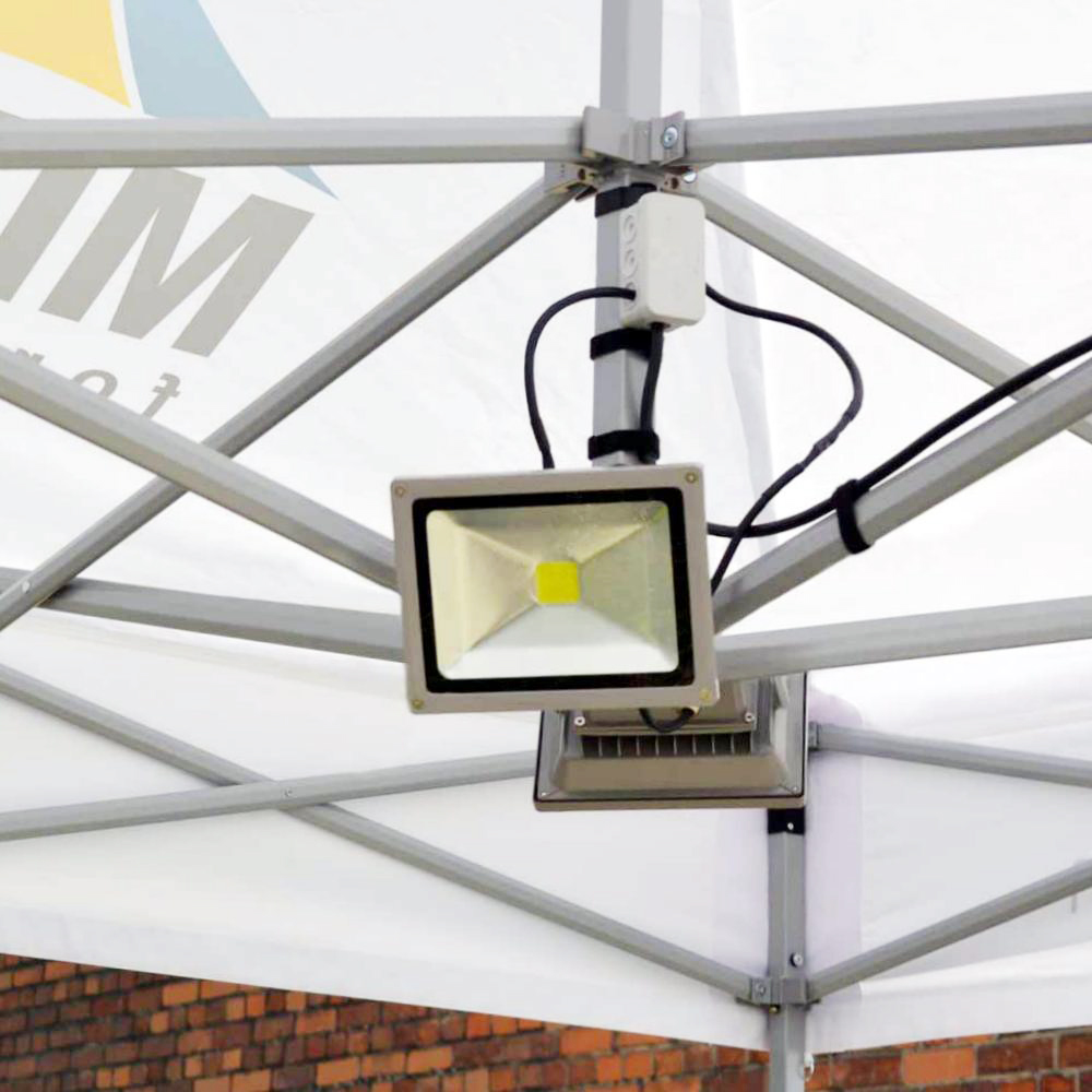 Zwei LED-Strahler mit Kabel, rechteckig, silbernes Gehäuse, für Faltzelte geeignet.