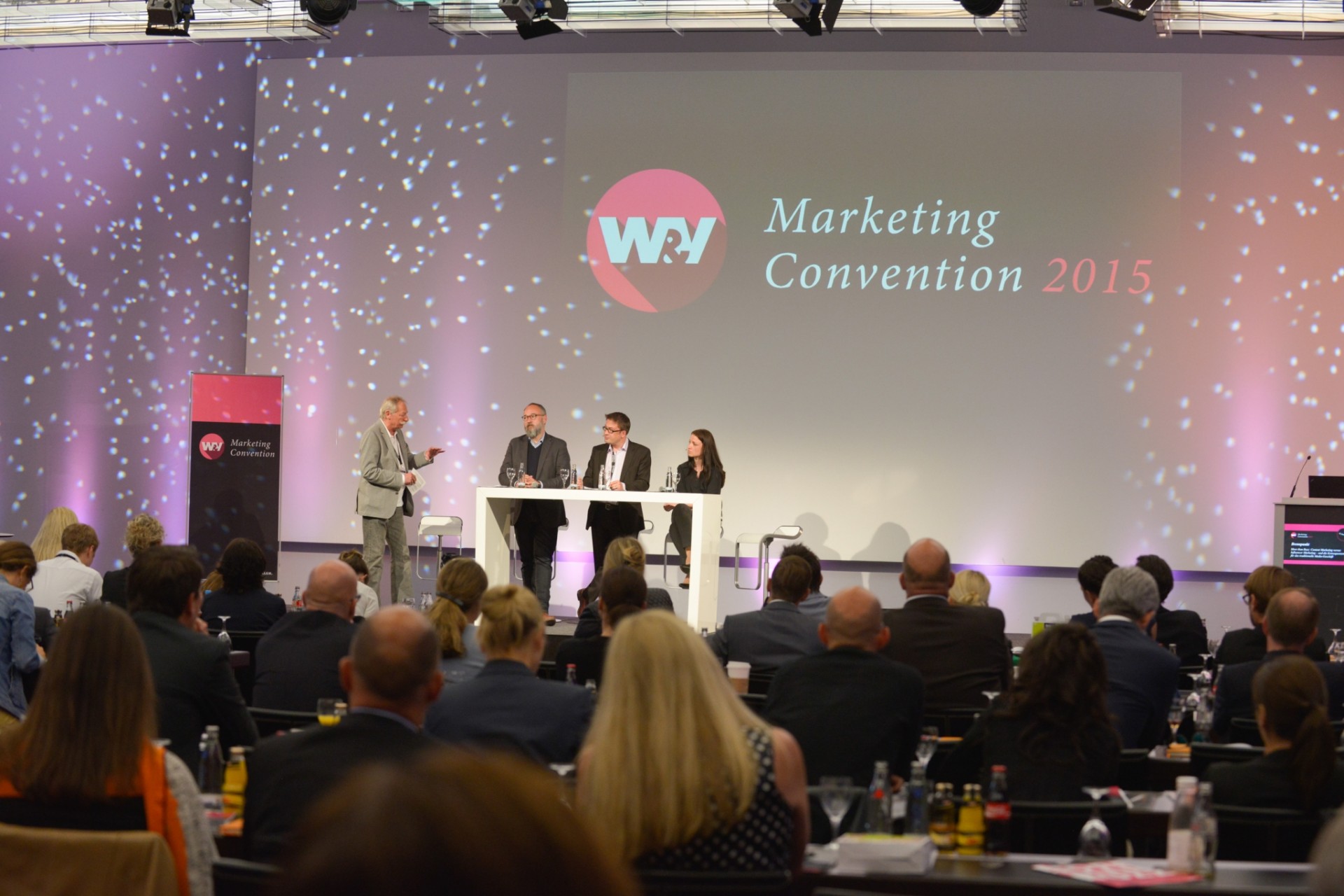 Bühne der 5 Sterne Häuser Marketing Convention 2015 mit Sprechern und Publikum im Hintergrund.