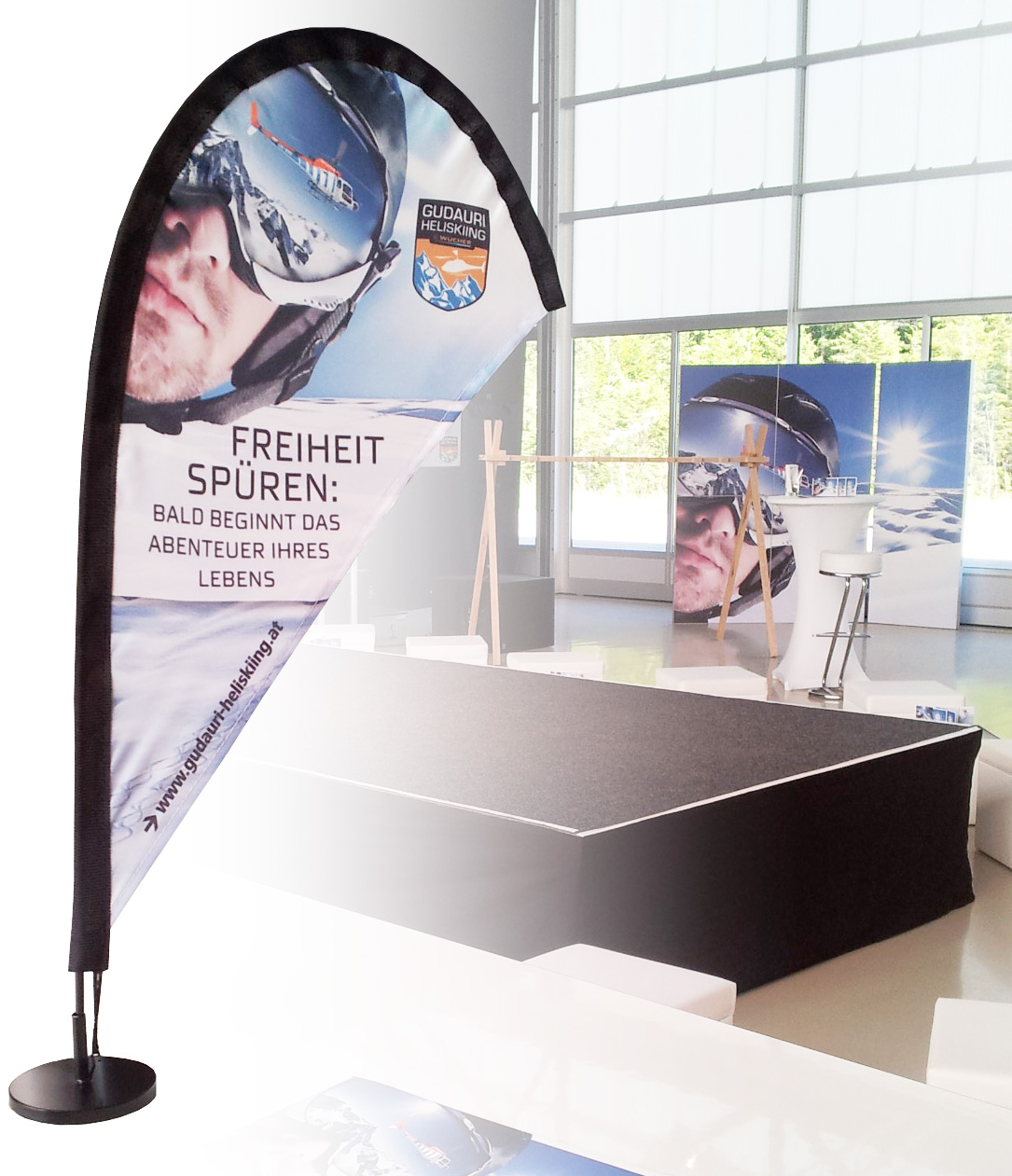Werbeflagge für Easyflag Micro Heliskiing mit dem Slogan 'FREIHEIT SPÜREN' und einem Bild eines Skifahrers im Hintergrund.