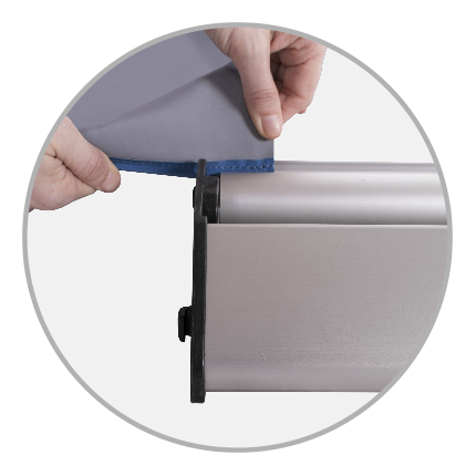 Detailansicht des Easywall Flex Kedersystems, das eine Person zeigt, die einen Stoff in das System einführt.