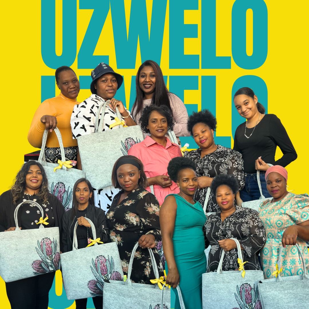 Gruppe von Frauen mit Taschen, die mit gelben Schleifen verziert sind, vor einem gelben Hintergrund mit dem Text 'UZWELO'.