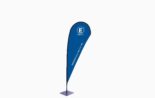 Fahne in Tropfenform, blau mit dem Logo von ENTDECKER, auf einem stabilen Standfuß.