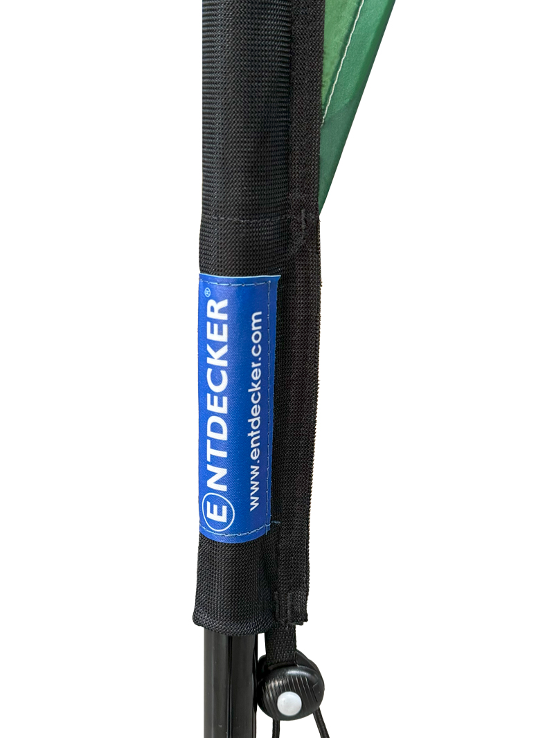 Detailaufnahme des Easyflag Stoff mit dem Logo von ENTDECKER und einem schwarzen Halter.