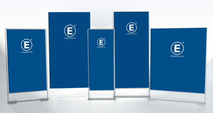 Größenvergleich von fünf Roll Up Easymag Ständen in verschiedenen Höhen, alle mit blauem Hintergrund und dem Logo von ENTDECKER.