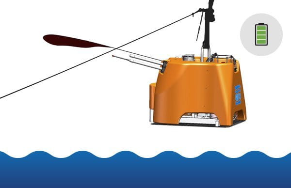 Beachflag Easyflag Micro, orange, im Wasser mit einer Batterieanzeige.