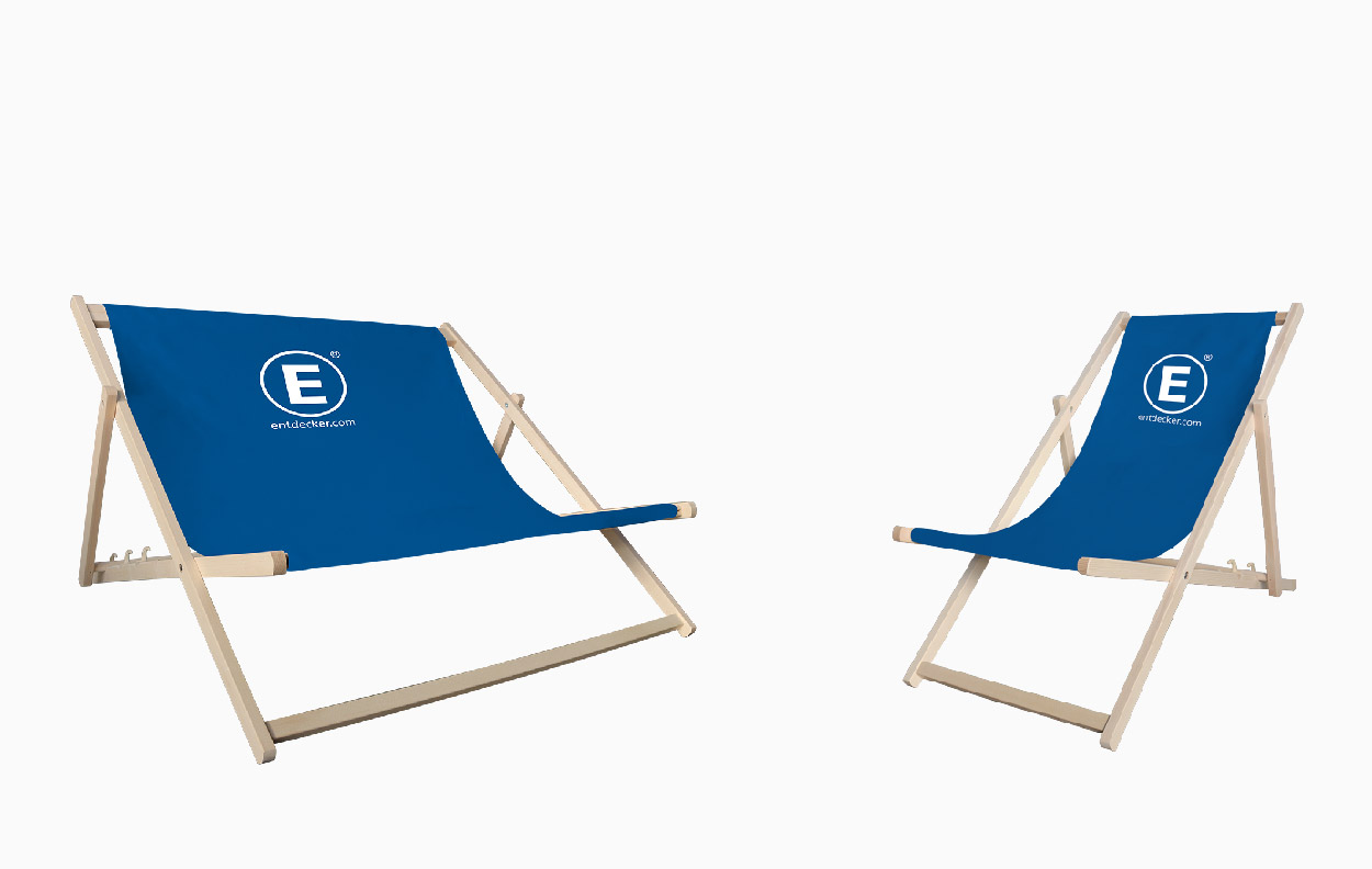 Zwei blaue Liegestühle aus Holz mit dem Logo von ENTDECKER.