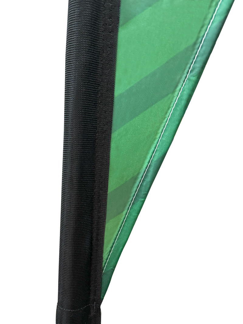 Detailansicht des Easyflag Stoffes mit grünen und schwarzen Streifen, zeigt die Verarbeitung und Nähte.