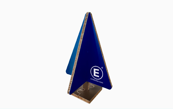 Aufsteller in Form eines blauen Dreiecks, Marke ENTDECKER, Größe Large, aus Karton mit stabiler Basis.