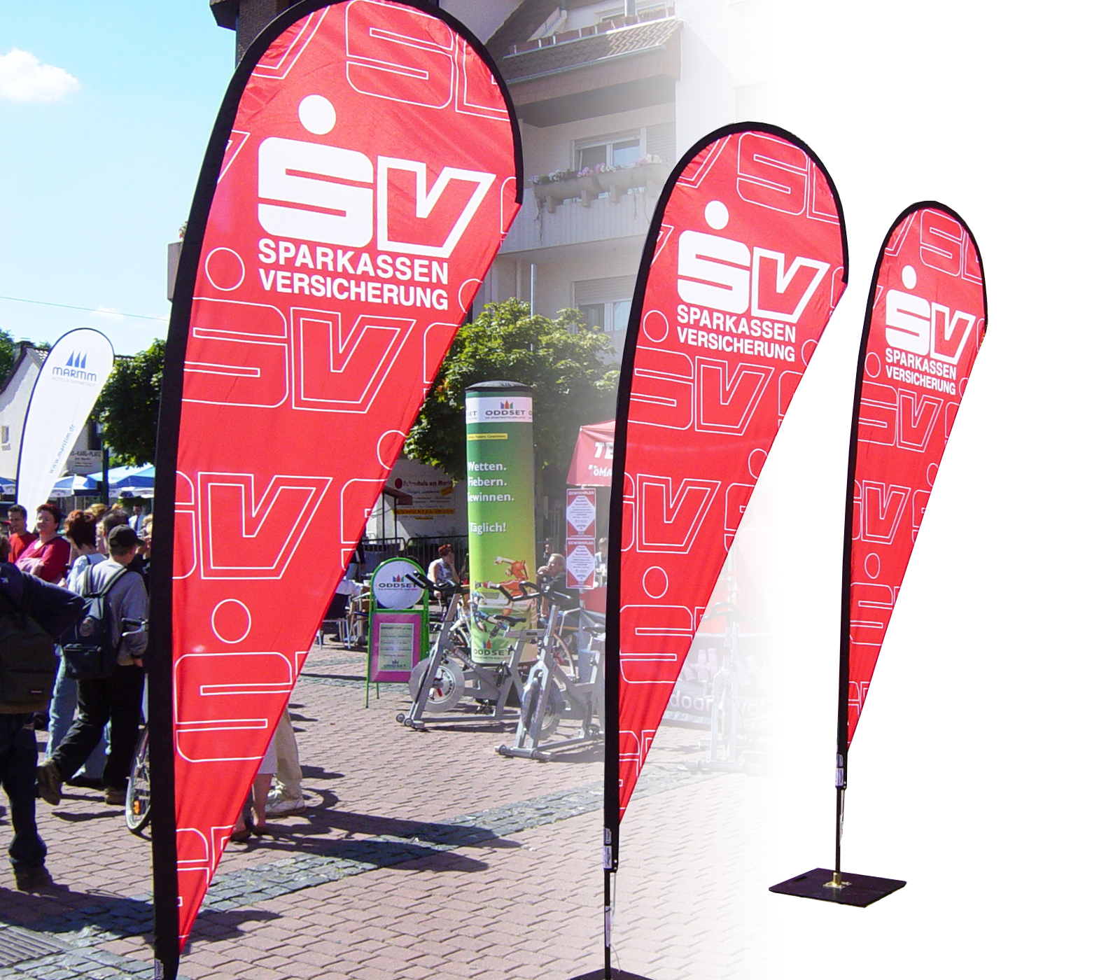 Drei Beachflags mit dem Logo von Sparkassen Versicherung, auf einem Event im Freien.