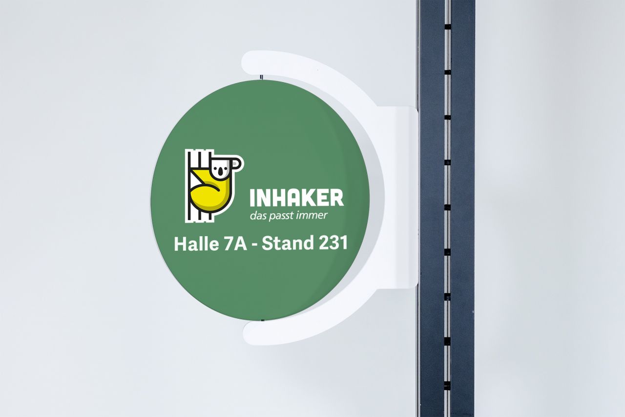 Drehbares Messeschild für Inhaker, zeigt 'Halle 7A - Stand 231' und ein gelbes Symbol.