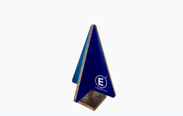 Aufsteller in mittlerer Größe, dreieckige Form, blaue Farbe, aus Karton, mit dem Logo von ENTDECKER.