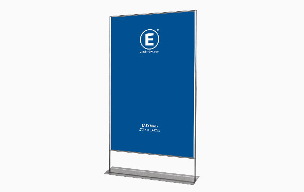 Easymag Größe Set 100X200 Classic in Silber, freistehender Rahmen mit blauer Fläche und dem Logo 'E' von ENTDECKER.
