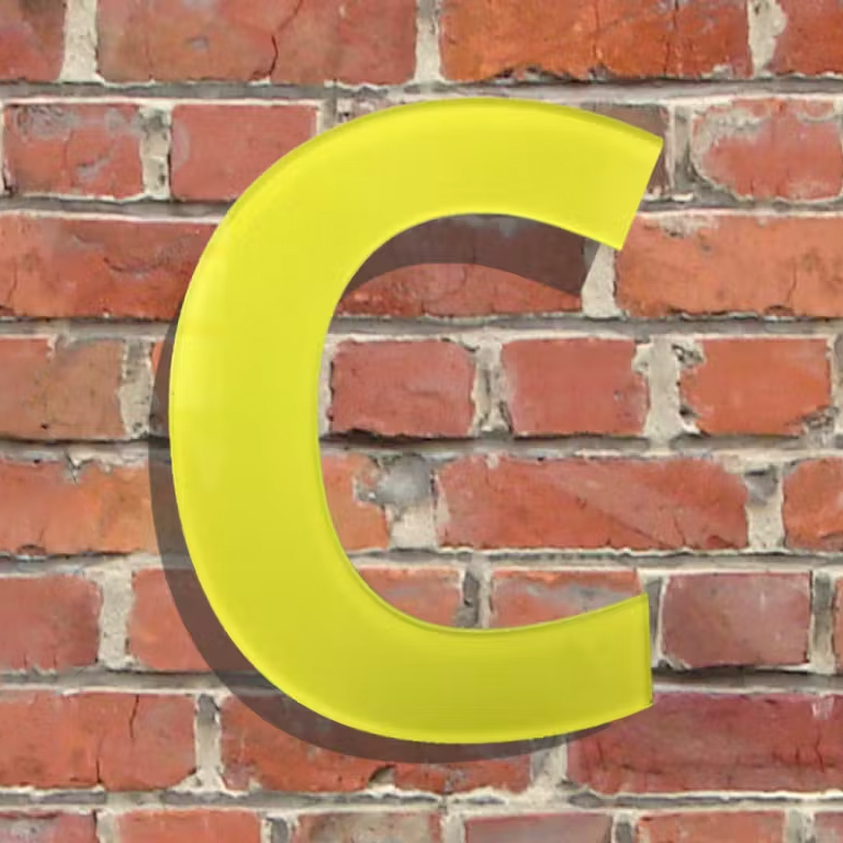 Acryl-Fräsbuchstabe 'C' in leuchtendem Gelb, vor einer Backsteinmauer.