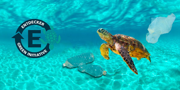 Eine Meeresschildkröte schwimmt durch klares Wasser, umgeben von Plastikflaschen. Links das Logo der 'Entdecker Green Initiative'.
