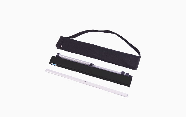 Rollup Easy-T Größe Hardware Small von ENTDECKER, bestehend aus einem schwarzen Tragebeutel und einem schwarzen sowie einem silbernen Ständer.