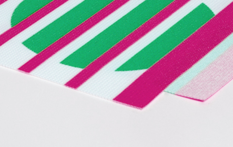 Material PVC380 mit bunten Streifen in Pink und Grün.
