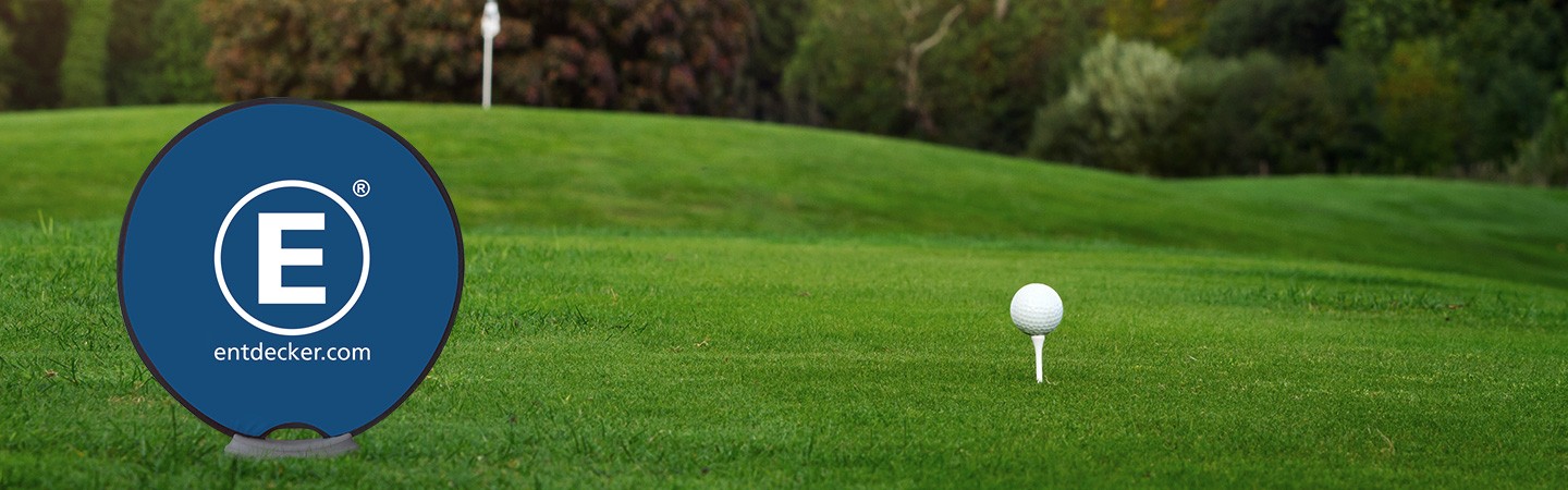 Werbedisplay Easydisc Flex Golf von ENTDECKER auf einem Golfplatz, mit einem Golfball auf einem Tee im Vordergrund.