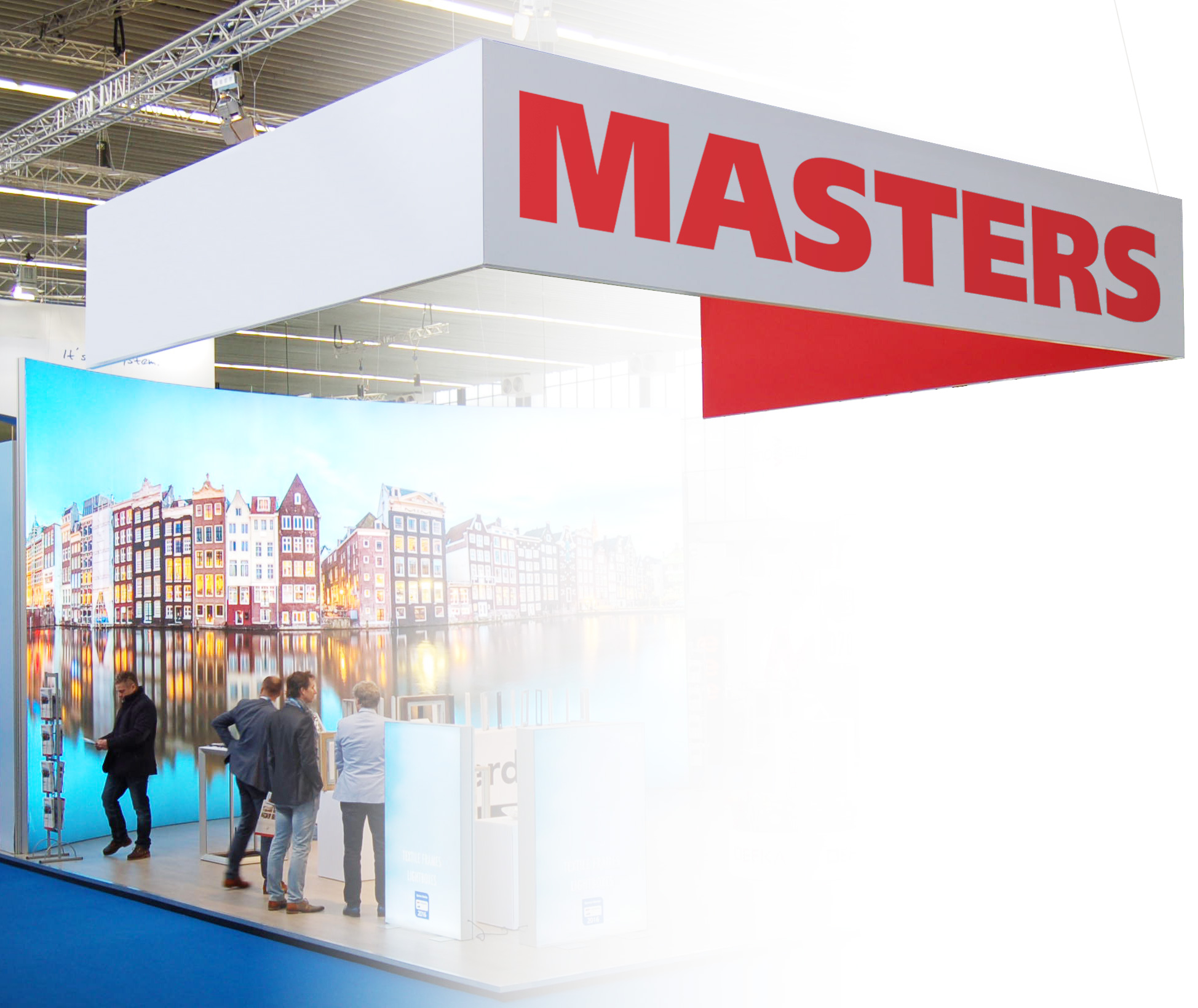 Messestand mit dem Schriftzug 'MASTERS' und Besuchern vor einem Hintergrund mit bunten Gebäuden am Wasser.
