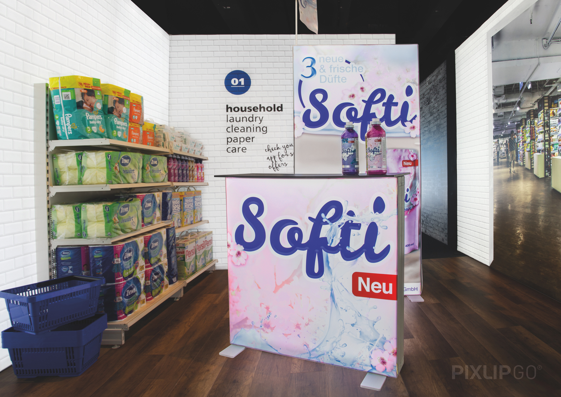 Showroom mit Pixlip Go Präsentation, Softi Produkte in verschiedenen Düften, Regale mit Haushaltsreinigungsartikeln.