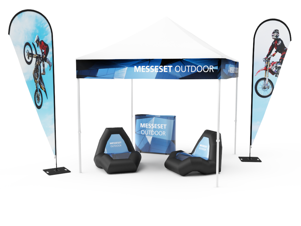 Messeset Outdoor von ENTDECKER mit einem Zelt, zwei Sitzgelegenheiten und zwei Fahnen, die Motocross-Fahrer zeigen.