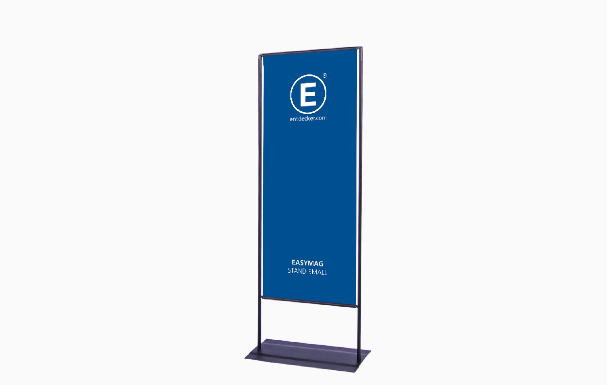 Easymag Größe Set 60X160 Classic in Schwarz, freistehender Werbestand mit blauem Hintergrund und Logo.