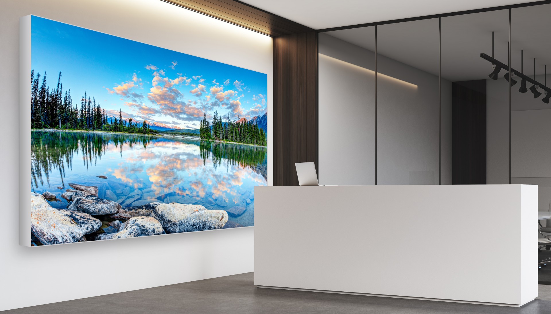 Hängende Messewand Easyframe im Büro mit Landschaftsbild von Bergen und Wasser.