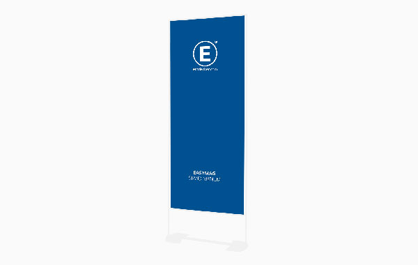 Roll-Up Banner in Blau mit dem Produktnamen 'Ausführung Easymag Stoff' und dem Logo von ENTDECKER.