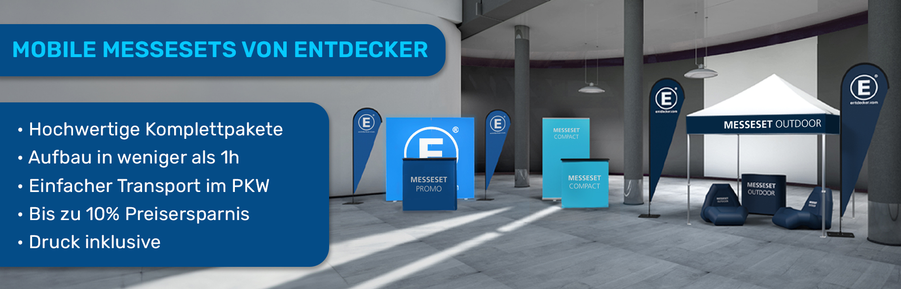Mobile Messesets von Entdecker mit verschiedenen Ständen, einem Zelt und Werbebannern in einem modernen Ausstellungsraum.