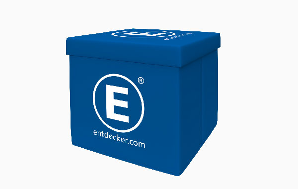 Sitzwürfel in blauer Farbe mit einem weißen Logo 'E' und der Website 'entdecker.com' auf der Oberseite.