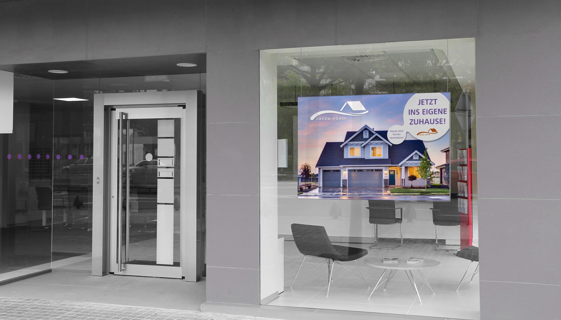 Schaufenster mit Textilspannrahmen Easyframe, Werbung für ein Haus, moderne Möbel im Innenraum.