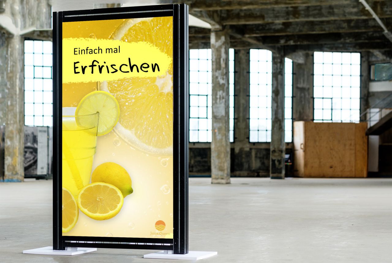 Inhaker Aufsteller mit dem Text 'Einfach mal Erfrischen' und einem Bild von Zitronen und einem Getränk.