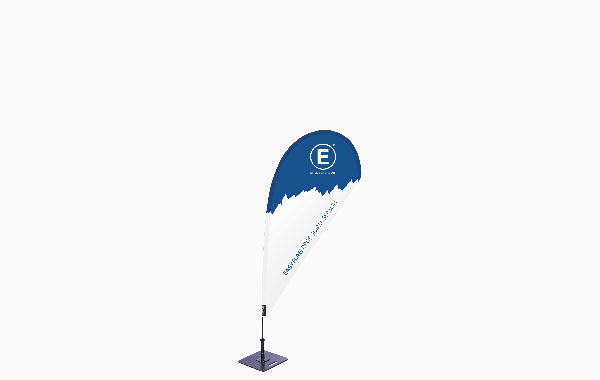 Fahne 'Easyflag Season' in der Größe Drop Small, blau-weiß, auf einem stabilen Standfuß.